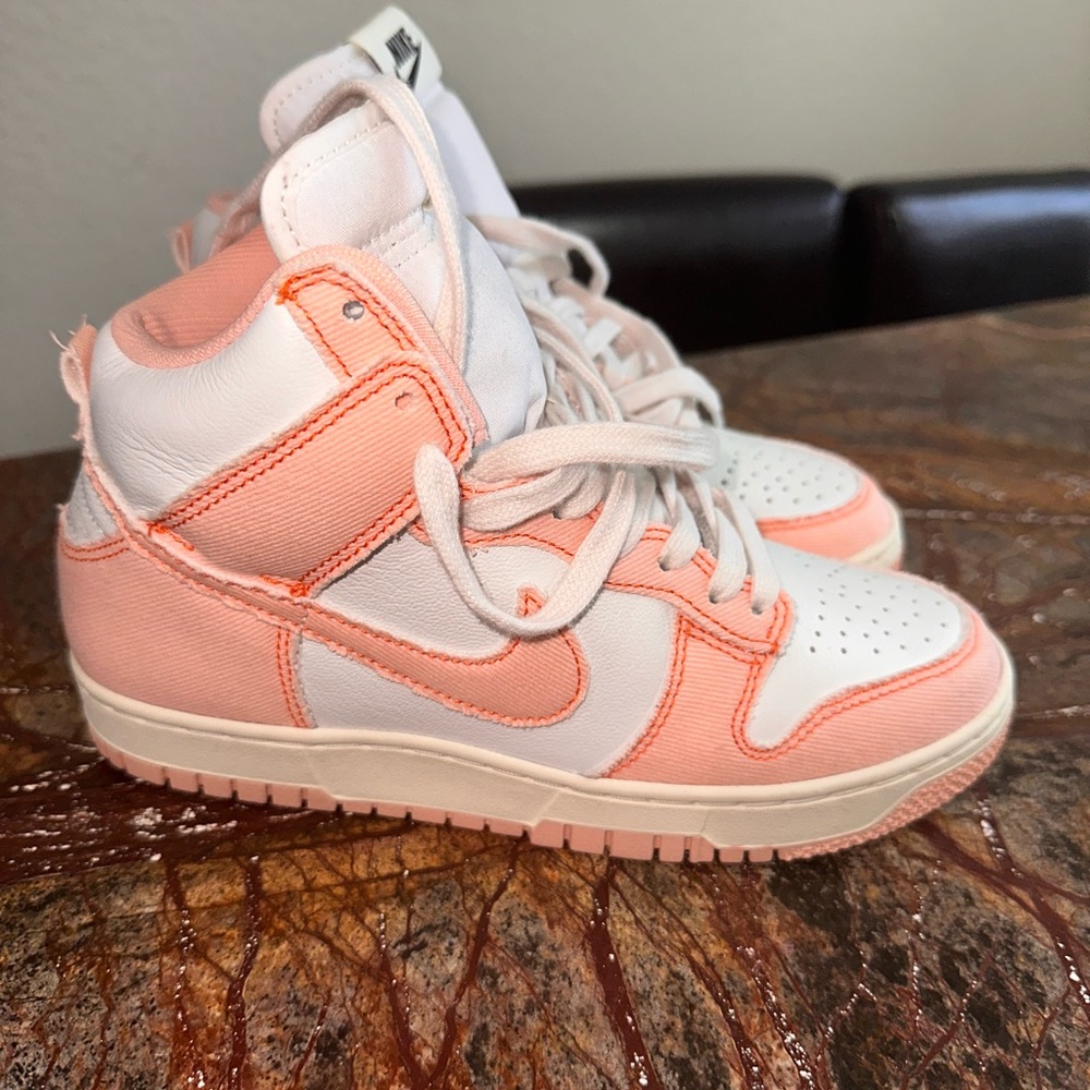 Womens Nike Dunk High Top Shoes
